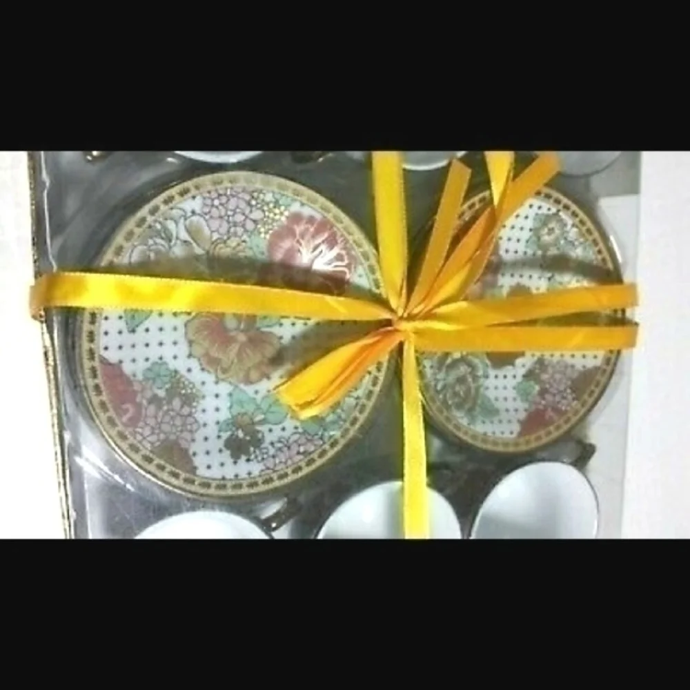 Chinese Ceramic Floral Tea Cups & Saucers Set
